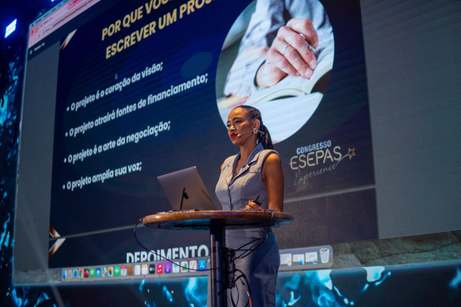 Dra. Isa Rego palestrando sobre escrita científica no Congresso Esepas